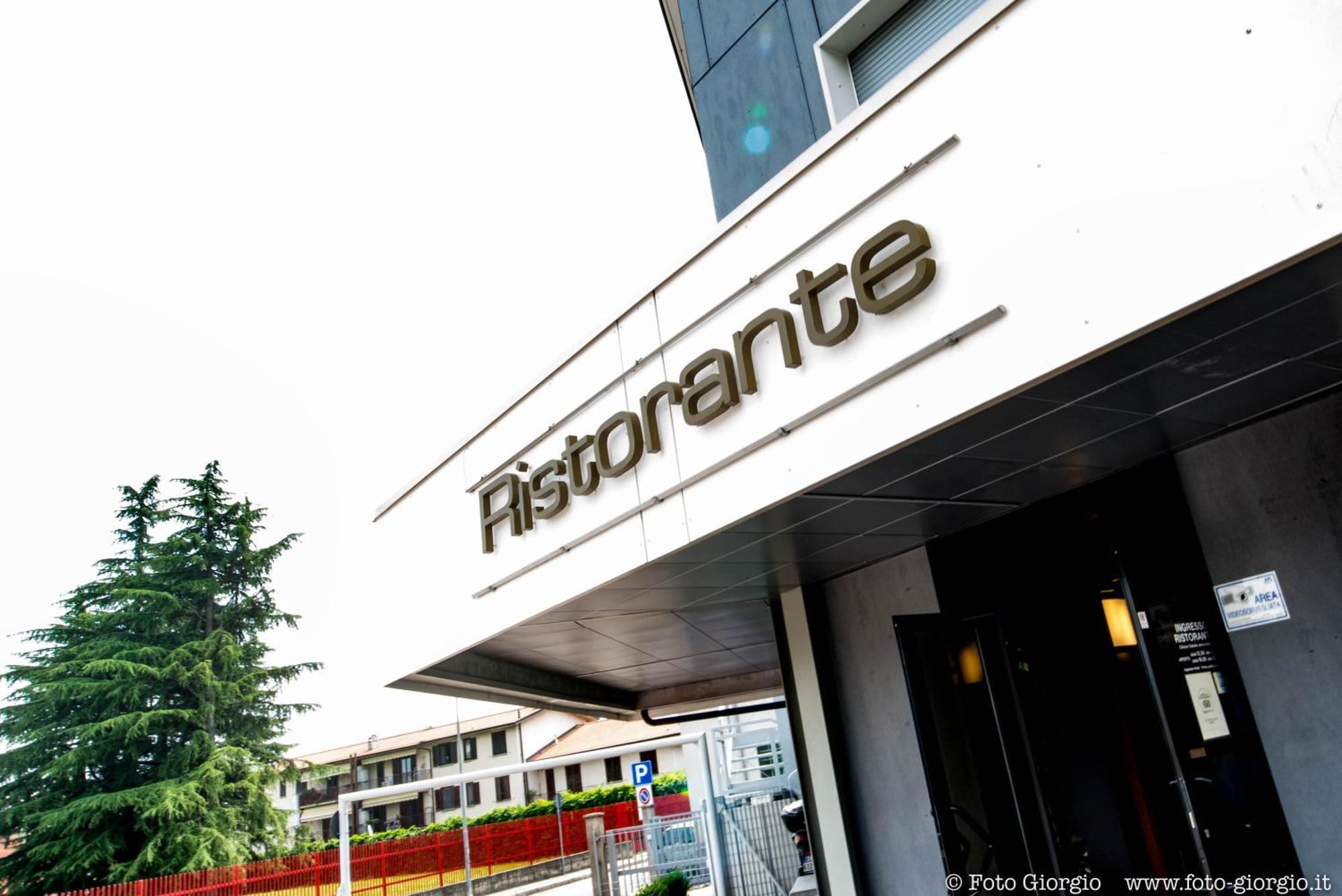 Hotel Daina Dalmine Eksteriør bilde